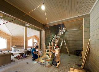Poncer un escalier : méthode, ponceuses et grains à utiliser