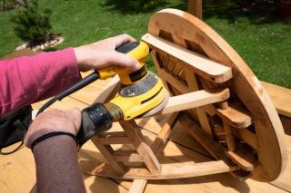 Poncer un meuble : technique et préparation avant peinture