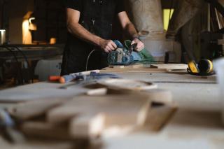 Ponceuse excentrique : plateau, course et abrasifs
