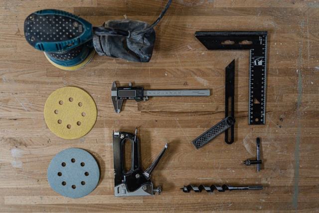 Ponceuse murale à long manche : travailler les murs et plafonds sans effort