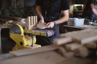 Ponceuse pour porte en bois : laquelle choisir et comment poncer