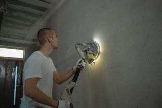 Poncer un enduit de mur : lisser et préparer avant peinture