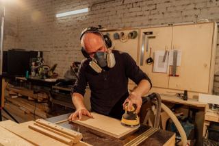 Poncer un parquet : grains, machines et étapes
