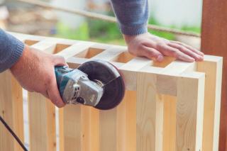 Poncer une terrasse en bois : grain, méthode et finition